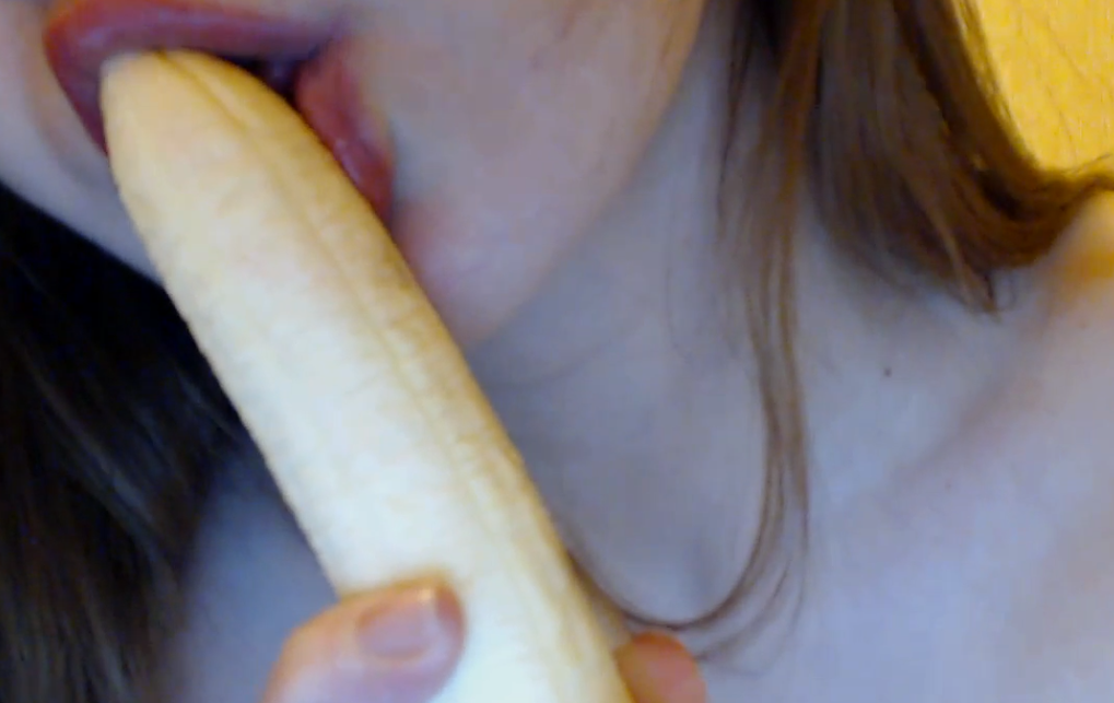 Slutty Anna rubs a Banana on her nippes